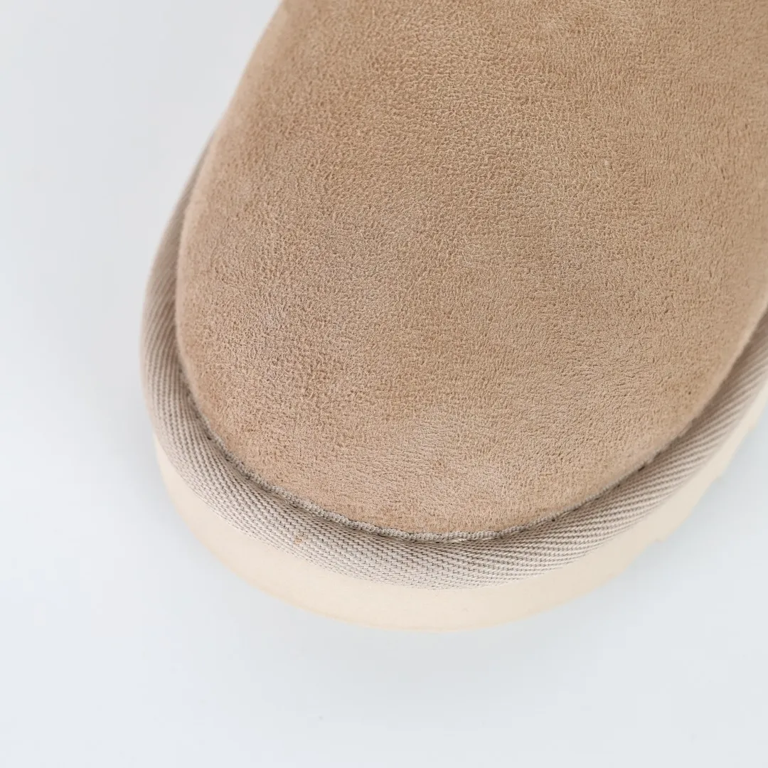 Pick up locally 💰600 Core recommended good price Cashmere insoles are a very suitable choice for keeping warm in winter and at home. In the new year, uug launched a series of styles, which are partially geared towards the preferences of young consumers and have also moved to the forefront of fashion trends. Shoe body material Water-repellent coated suede upper 17mm UGGPURE™ implanted wool insole Lightweight non-slip comfortable rubber outsole With brand LOGO Trademark Comes with a full set of packaging Size: 35 36 37 38 39 40
